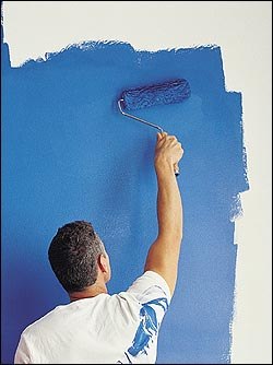 Покрасить стены своими силами, не простая задача, поэтому подойти к этому не простому делу нужно во всеоружии. Начать стоит с основательной подготовки стен. Добившись ровности и гладкости поверхности можно приступать к окраске.