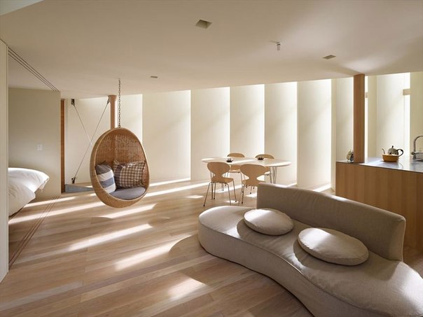 Архитектурная студия Fujiwaramuro выполнила дизайн частного дома для семьи в Киото, Япония. Дом расположен на участке с необычной формой веера и имеет характерные жалюзи, обеспечивающие конфиденциальность и управление дневным светом, меняющимся в течение дня.