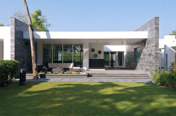 Студия Atelier dnD выполнила дизайн современного загородного дома Dinesh Mills где интерьер и экстерьер являются единым целым.