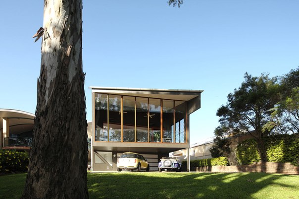 Архитектурная студия Shaun Lockyer выполнила реконструкцию и расширение частного дома River Room существенно повреждённого во время наводнения реки Брисбен в январе 2011 года.
