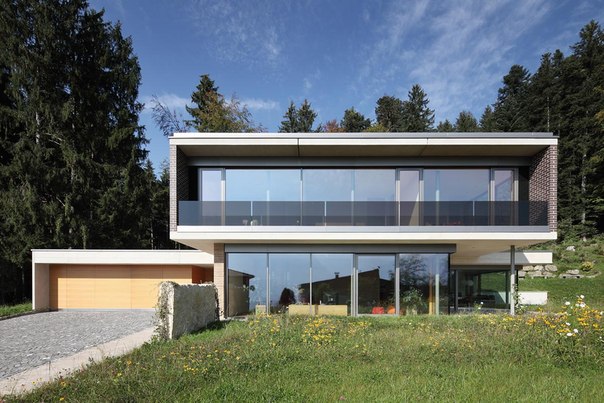 Архитектурная студия Aicher Ziviltechniker выполнила дизайн частного дома Gulm на южном склоне в Форарльберге, Австрия.