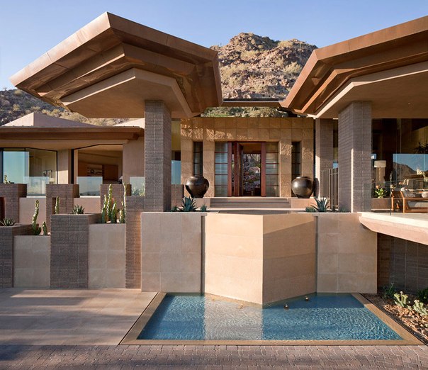 Архитектурные студии Swaback Partners и David Michael Miller совместно выполнили дизайн роскошного частного дома в долине Парадиз, штат Аризона, США. Этот дом расположен в контексте засушливых гор и равнин, характеризующих юго-западную территорию США, и излучает элегантность на каждом шагу.