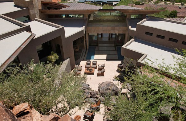 Архитектурные студии Swaback Partners и David Michael Miller совместно выполнили дизайн роскошного частного дома в долине Парадиз, штат Аризона, США. Этот дом расположен в контексте засушливых гор и равнин, характеризующих юго-западную территорию США, и излучает элегантность на каждом шагу.