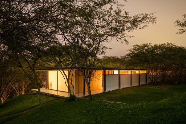 Архитектурная студия Duran&Hermida выполнила дизайн нескольких загородных домов в субтропической долине Эквадора. Дома расположены на высоте 1 400 метров над уровнем моря, в 60 км от города Куэнка.