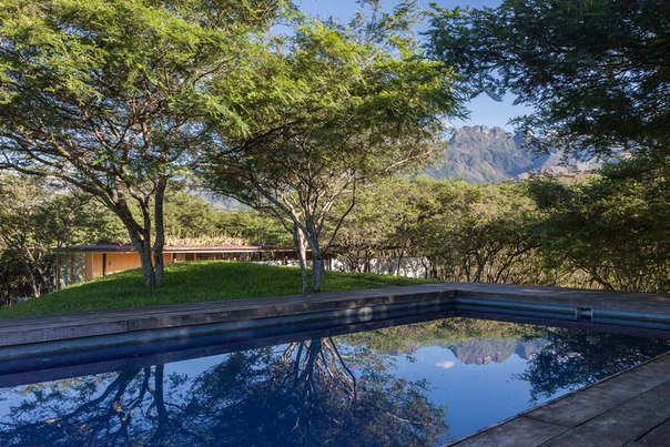 Архитектурная студия Duran&Hermida выполнила дизайн нескольких загородных домов в субтропической долине Эквадора. Дома расположены на высоте 1 400 метров над уровнем моря, в 60 км от города Куэнка.