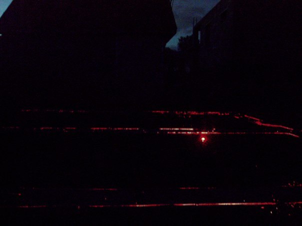 Фундамент 6х6 метров (красные полоски - это лазерный уровень) выставлено идеально ровно.