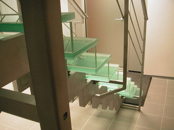 Лестница в доме из стекла.