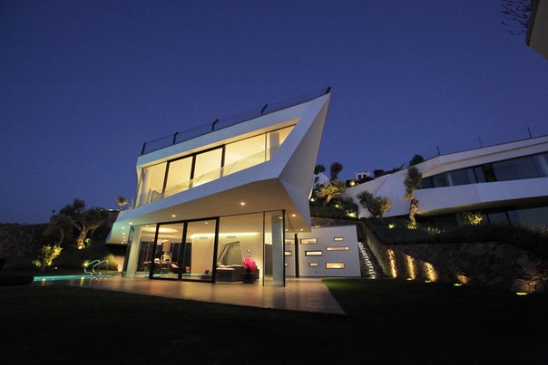 Архитектурная студия Aytac Architects выполнила дизайн комплекса Hebil 157, состоящего из пяти уникальных вилл на просторном прибрежном склоне залива Хебил в Бодруме, Турция.