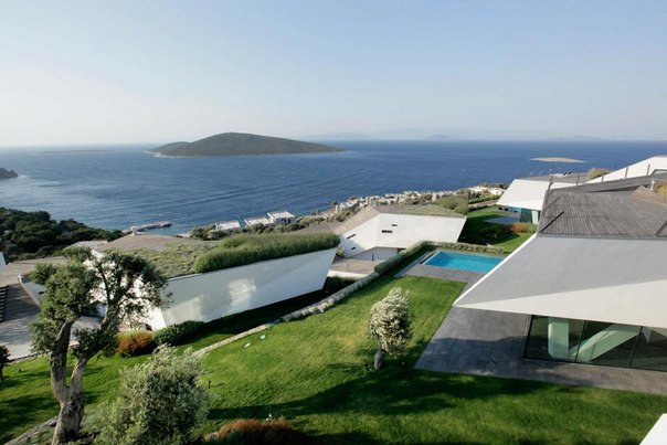 Архитектурная студия Aytac Architects выполнила дизайн комплекса Hebil 157, состоящего из пяти уникальных вилл на просторном прибрежном склоне залива Хебил в Бодруме, Турция.