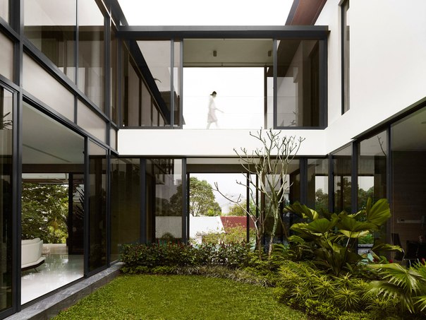 Архитектурная студия Park + Associates выполнила дизайн просторного частного дома с внутренним двориком в Сингапуре.