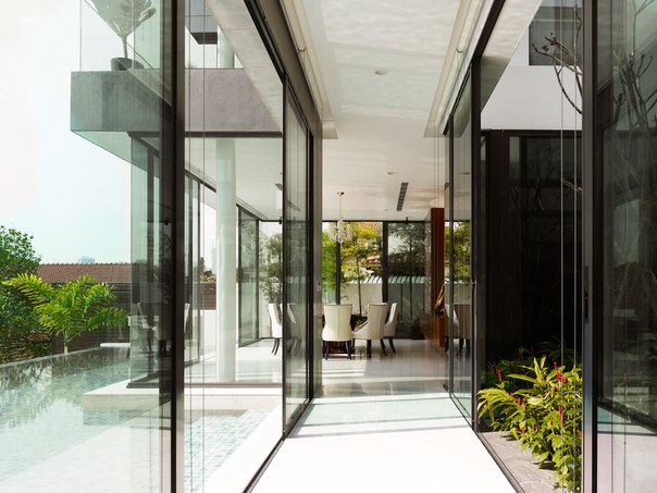 Архитектурная студия Park + Associates выполнила дизайн просторного частного дома с внутренним двориком в Сингапуре.