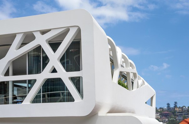 Архитектурная студия MPR Design Group выполнила дизайн современного трёх-этажного частного дома с видом на пляж Бронте в Сиднее, Австралия.