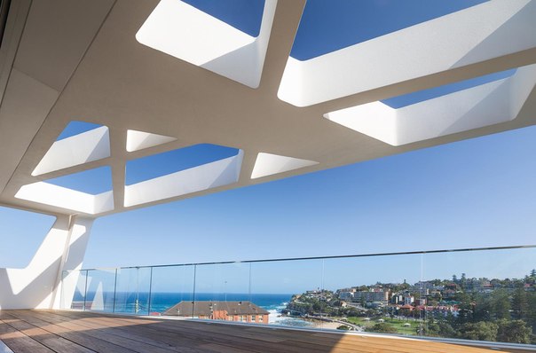 Архитектурная студия MPR Design Group выполнила дизайн современного трёх-этажного частного дома с видом на пляж Бронте в Сиднее, Австралия.