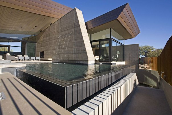 Архитектурная студия Brent Kendle выполнила дизайн загородного дома Desert Wing в Скотсдейле, Аризона.