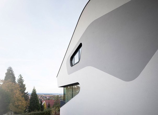 Архитектурная студия J. Mayer H. выполнила дизайн современного частного дома OLS на склоне холма в пригороде Штутгарта, Германия.