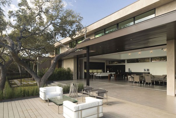 Архитектурная студия Dick Clark Architecture выполнила дизайн частного дома Skyline с видом на город Остин, штат Техас, США.