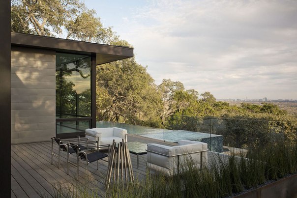 Архитектурная студия Dick Clark Architecture выполнила дизайн частного дома Skyline с видом на город Остин, штат Техас, США.