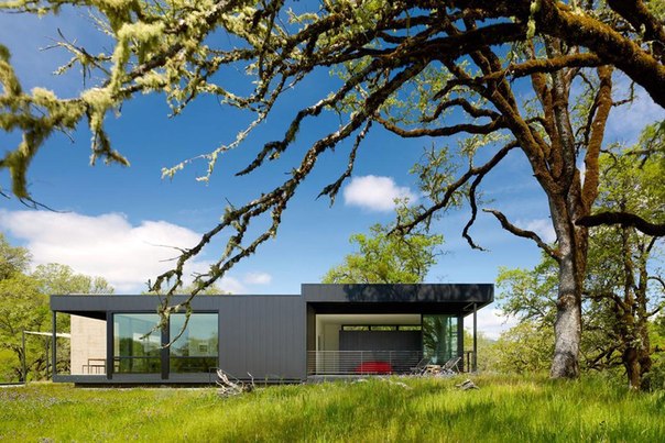 Архитектурная студия Marmol Radziner выполнила дизайн загородного дома на вершине травянистого холма в Мендосино. Цель проекта состояла в сохранении и приумножении природной красоты на участке, используя простой и ненавязчивый стиль проектирования.