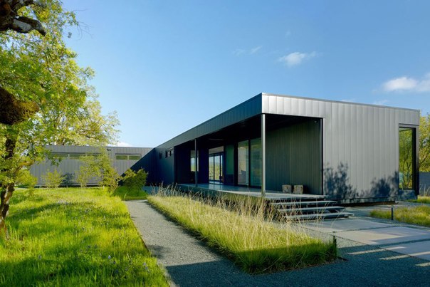Архитектурная студия Marmol Radziner выполнила дизайн загородного дома на вершине травянистого холма в Мендосино. Цель проекта состояла в сохранении и приумножении природной красоты на участке, используя простой и ненавязчивый стиль проектирования.