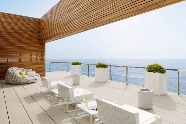 Испанский дизайнер интерьеров Susanna Cots выполнила белоснежный дизайн интерьера современного частного дома в Альмуньекаре, Андалусия, Испания.