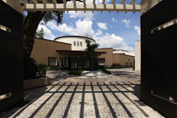 Архитектурная студия Art выполнила дизайн частного дома Casa LC в Мехико, Мексика. В дизайне этого дома удачным образом сочетается традиционный и современный стиль проектирования, предлагая его обитателям уникальное и инновационное пространство для жизни.