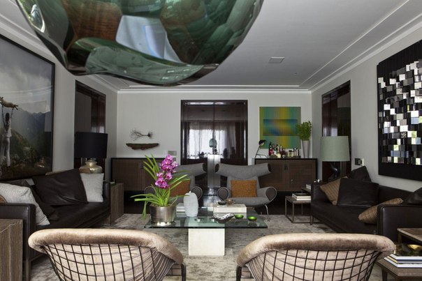 Архитектурная студия Kiko Salomão выполнила дизайн интерьера квартиры для молодой пары в Сан-Паулу, Бразилия со множеством эксклюзивных предметов.