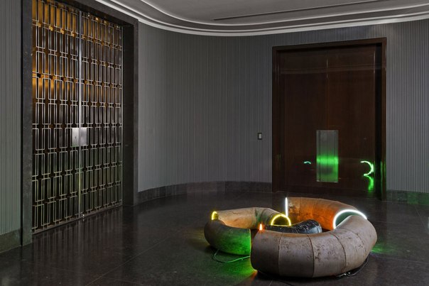 Архитектурная студия Kiko Salomão выполнила дизайн интерьера квартиры для молодой пары в Сан-Паулу, Бразилия со множеством эксклюзивных предметов.
