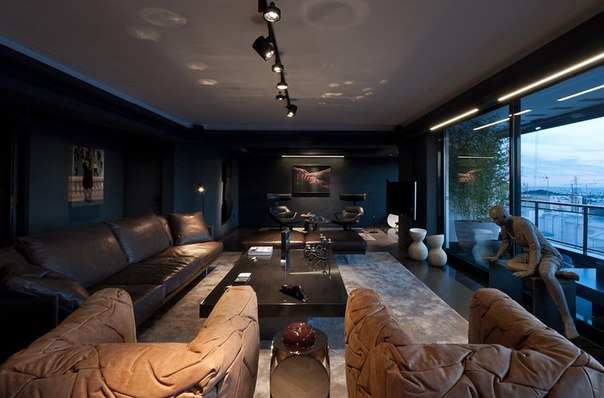 Архитектурная студия Studio Omerta выполнила дизайн интерьера квартиры с двумя спальнями под названием Skyfall.