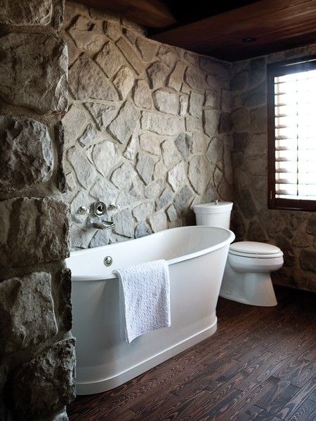 Оформление ванной комнаты с использованием камня.