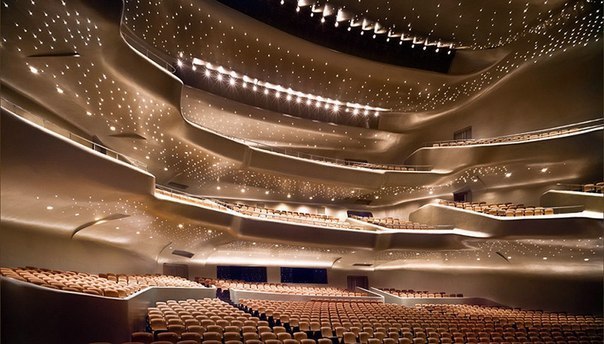 Здание оперы в Гуанчжоу (Китай), спроектированное студией Захи Хадид.