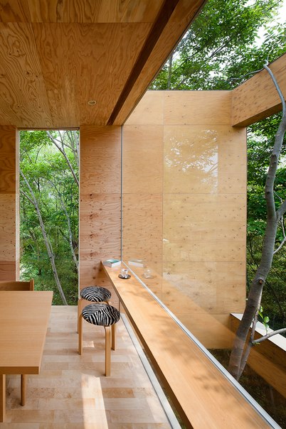 Нависающий над лесом жилой дом в Японии