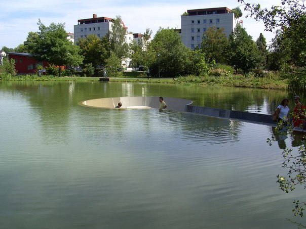 Прогулочная площадка посреди озера в австрийском городе Фёклабрук.