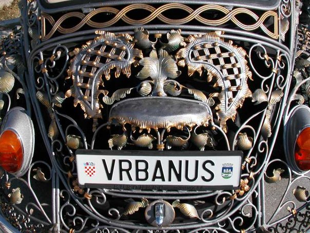 Хорватская компания MG Vrbanus производит ворота и ограды, а для своей рекламы она украсила ковкой Фольксваген «Жук».