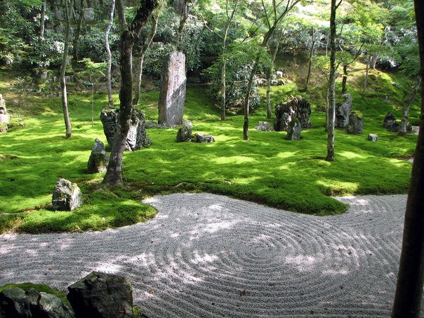 В последние годы очень популярны стали японские сады — диковинные и порой непонятные. Между тем, японский сад — это прежде всего философия, мировоззрение и миропонимание. На Востоке, и прежде всего, в Китае и Японии, садовому искусству с глубокой древности уделялось огромное внимание.