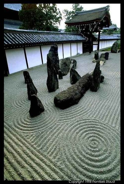 В последние годы очень популярны стали японские сады — диковинные и порой непонятные. Между тем, японский сад — это прежде всего философия, мировоззрение и миропонимание. На Востоке, и прежде всего, в Китае и Японии, садовому искусству с глубокой древности уделялось огромное внимание.