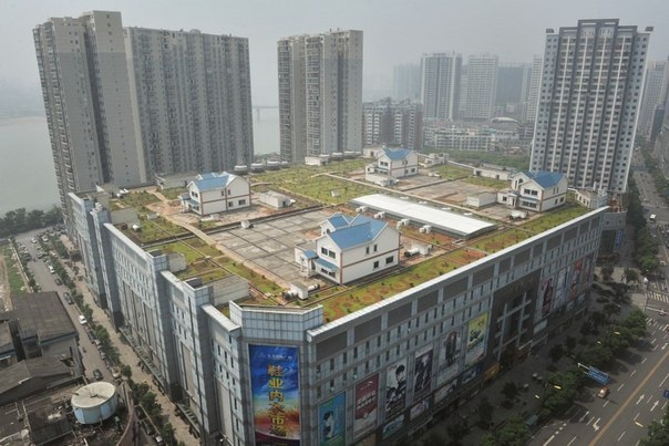 Частные дома на крыше восьмиэтажного торгового центра, Чжучжоу, Китай.