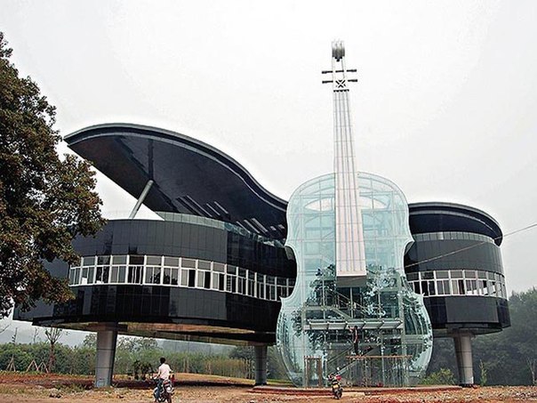 Этот уникальный дом в форме фортепиано со скрипкой недавно был построен в провинции Китая Хуэй. Внутри скрипки находится эскалатор и лестницы, по которым можно попасть внутрь здания.