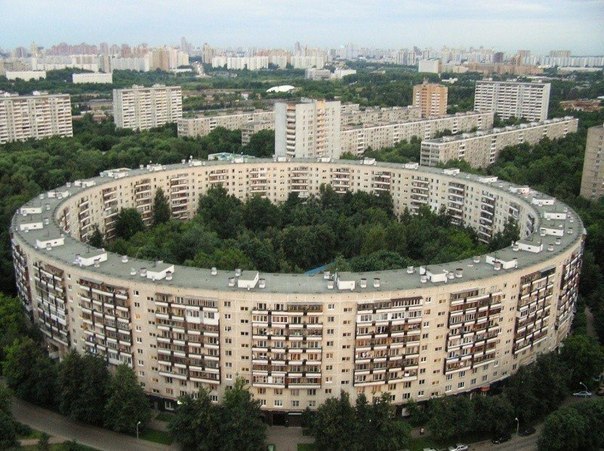 Улица Довженко, Москва. Здесь расположен уникальный «круглый дом». 26 подъездов, в которых расположено 936 квартир.