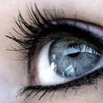 Голубой цвет глаз — это результат мутации в гене HERC2, из-за которой у носителей такого гена снижена выработка меланина в радужной оболочке глаза. Возникла эта мутация примерно 6—10 тыс. лет назад на Ближнем Востоке, так что все люди с голубыми глазами могут считаться родственниками.