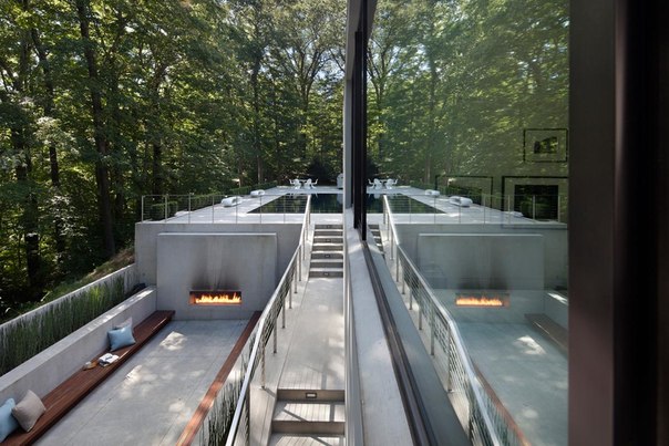 Архитектурная студия Specht Harpman выполнила дизайн частного дома New Canaan построенного на пышном холме в лесной зоне штата Коннектикут, США. Целью проекта являлся современный ре-дизайн дома 1950 года, который значительно модифицировался в 60-х и 70-х годах.