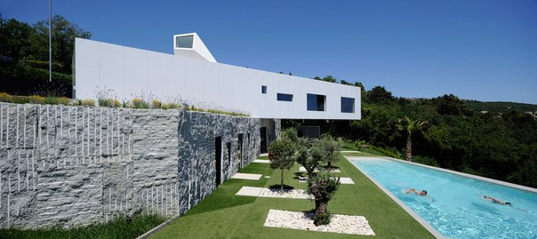 Архитектурная студия Idis Turato выполнила дизайн современного частного дома посреди средневековых домов в Опатия Ривьера, Хорватия.