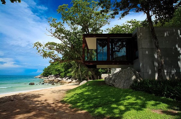 Архитектор Duangrit Bunnag выполнил дизайн частного дома Naka Phuket в Таиланде.