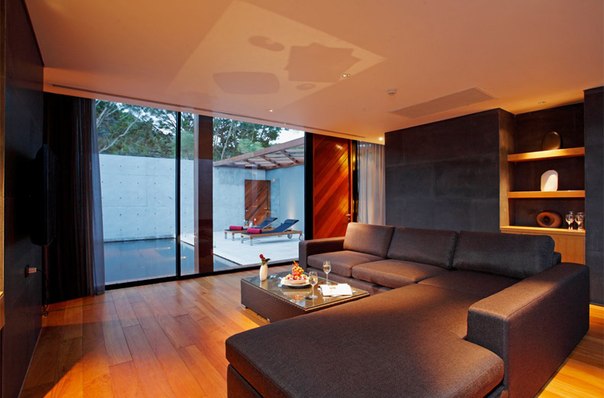 Архитектор Duangrit Bunnag выполнил дизайн частного дома Naka Phuket в Таиланде.