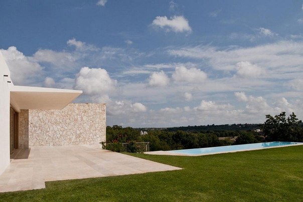 Архитектурная студия Daniele Corsaro выполнила дизайн частного дома для большой семьи Casa Ceno в Бриндизи, Италия.