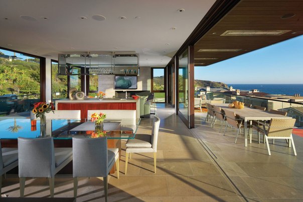 Архитектурная студия Horst Architects выполнила дизайн частного дома отмеченного наградой AIA на берегу Дана-Пойнт, Калифорния с огромным бассейном и уютными открытыми и частными пространствами.