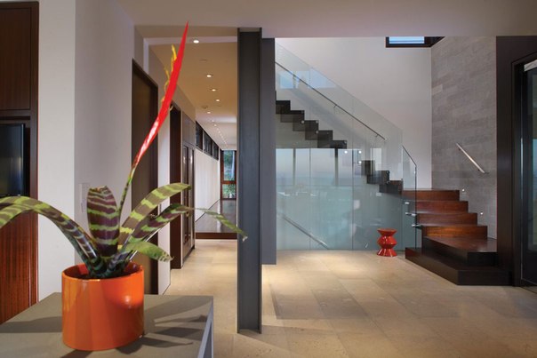 Архитектурная студия Horst Architects выполнила дизайн частного дома отмеченного наградой AIA на берегу Дана-Пойнт, Калифорния с огромным бассейном и уютными открытыми и частными пространствами.