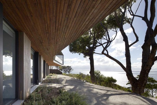 Архитектурная студия Inarc выполнила дизайн частного дома на полуострове Морнингтон в Виктории, Австралия.