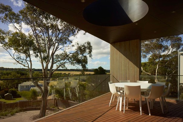 Архитектурная студия Inarc выполнила дизайн частного дома на полуострове Морнингтон в Виктории, Австралия.