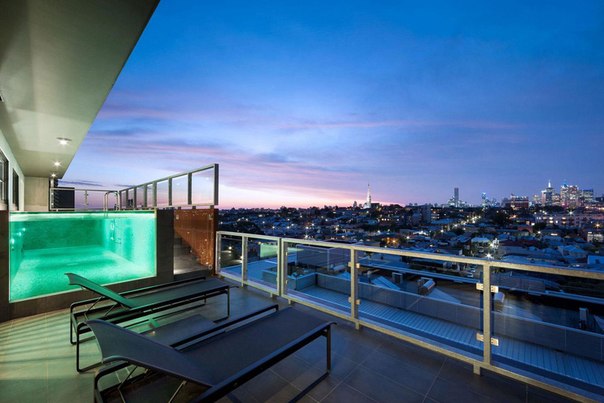 Архитектурная студия JAM Architects выполнила дизайн интерьера потрясающего пентхауса с бассейном в Мельбурне, Австралия.
