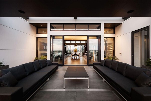 Архитектурная студия JAM Architects выполнила дизайн интерьера потрясающего пентхауса с бассейном в Мельбурне, Австралия.